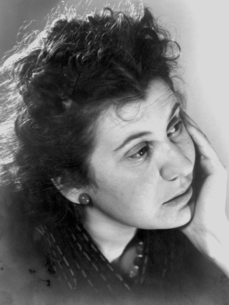 Portretfoto van Etty Hillesum met hand onder haar kin circa 1940